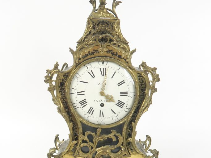 Cartel Louis XV en marqueterie Boulle signé Avril à Nevers. Avec son b