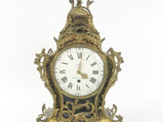 Vente aux enchères Cartel Louis XV en marqueterie Boulle signé Avril à Nevers. Avec son b