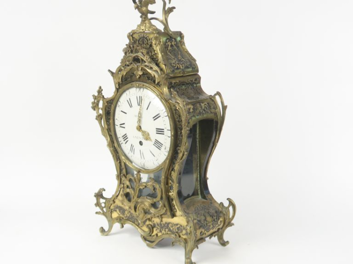 Cartel Louis XV en marqueterie Boulle signé Avril à Nevers. Avec son b