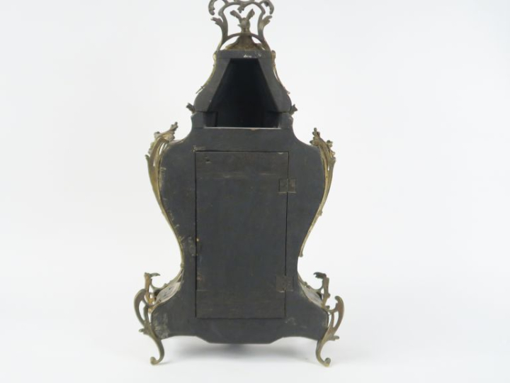 Cartel Louis XV en marqueterie Boulle signé Avril à Nevers. Avec son b