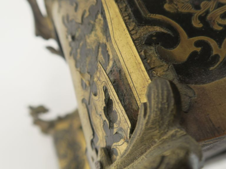 Cartel Louis XV en marqueterie Boulle signé Avril à Nevers. Avec son b