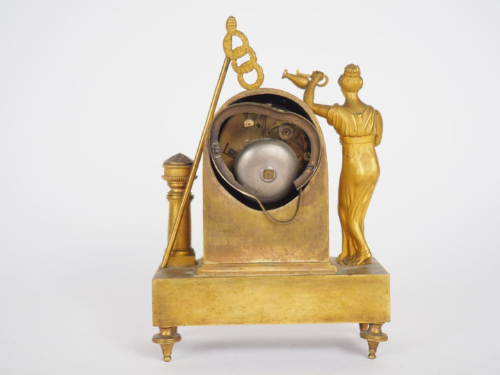 Pendulette d'alcove XIXème en bronze doré à décor de femme à l'antique