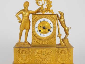 Vente aux enchères Pendule borne Restauration en bronze doré à décor de chasseur, de son 