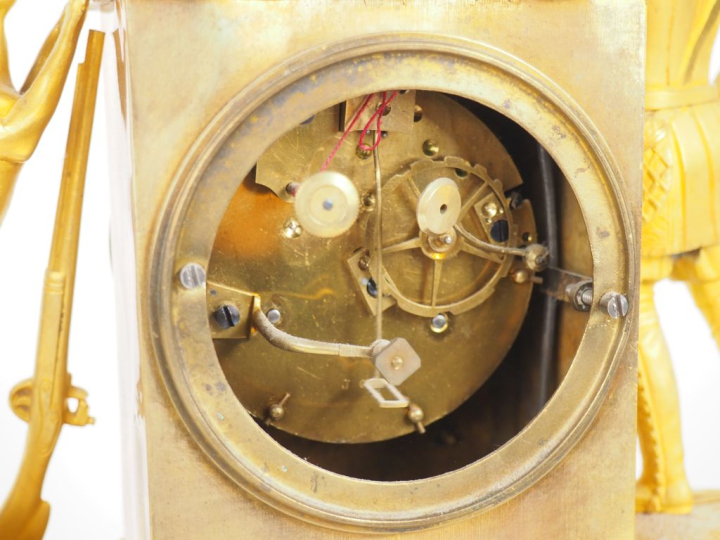 Pendule borne Restauration en bronze doré à décor de chasseur, de son 