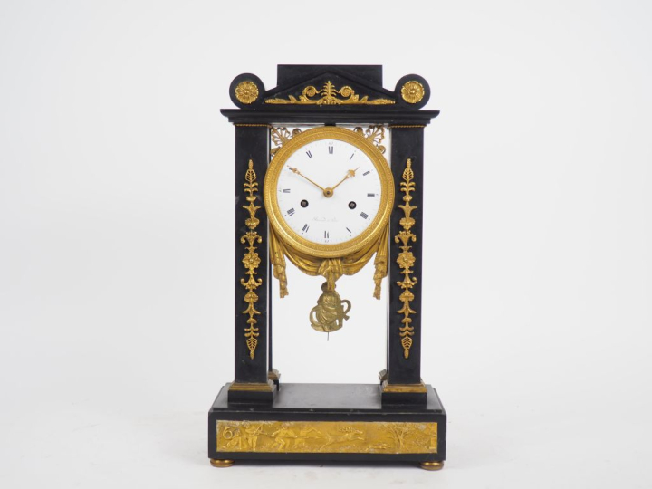Pendule portique XIXème en marbre noir et bronze doré, à décor d'amour