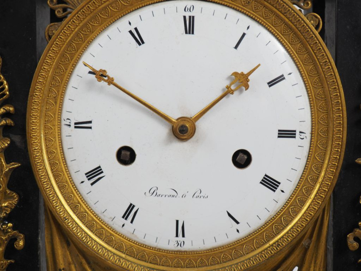 Pendule portique XIXème en marbre noir et bronze doré, à décor d'amour