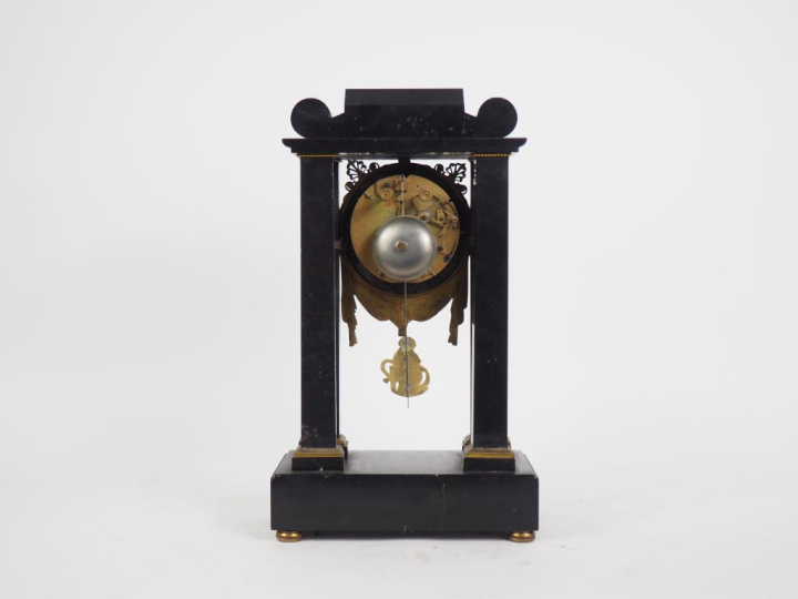 Pendule portique XIXème en marbre noir et bronze doré, à décor d'amour