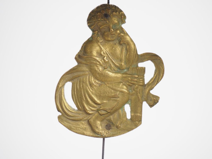 Pendule portique XIXème en marbre noir et bronze doré, à décor d'amour