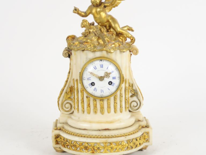 Pendule borne de style Louis XVI en albatre et bronze à décor d'amour,