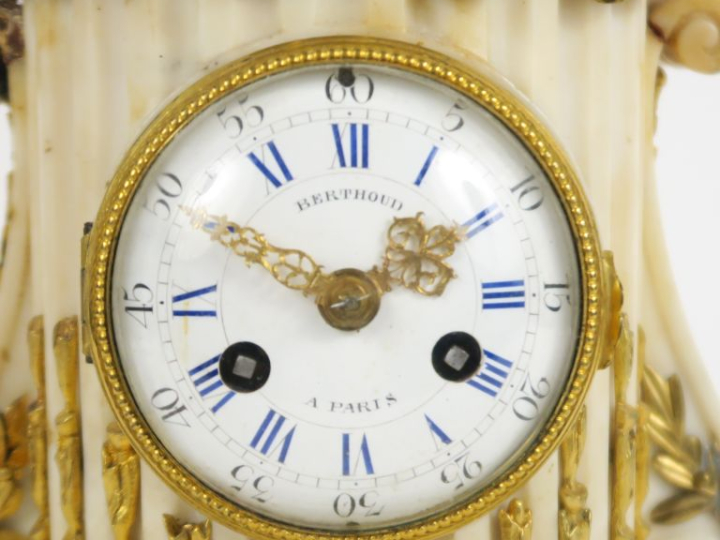 Pendule borne de style Louis XVI en albatre et bronze à décor d'amour,
