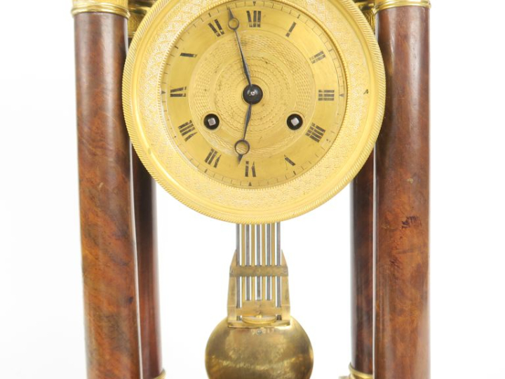 Pendule portique Empire en placage d'acajou flammé et bronze doré, (qu