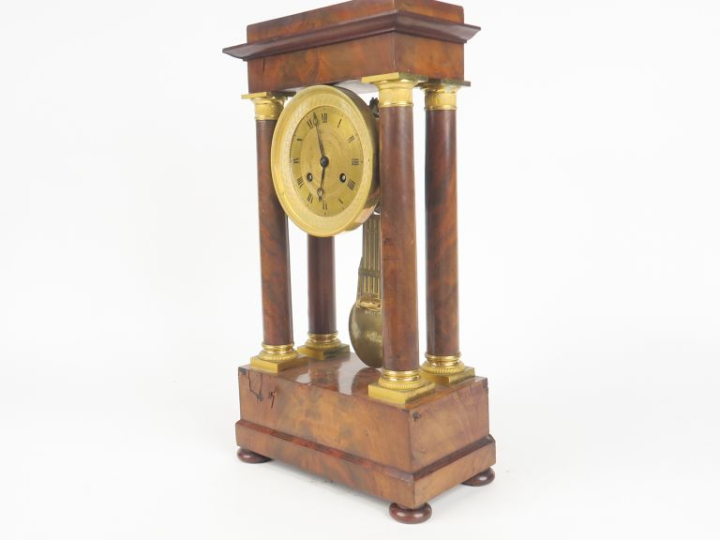 Pendule portique Empire en placage d'acajou flammé et bronze doré, (qu