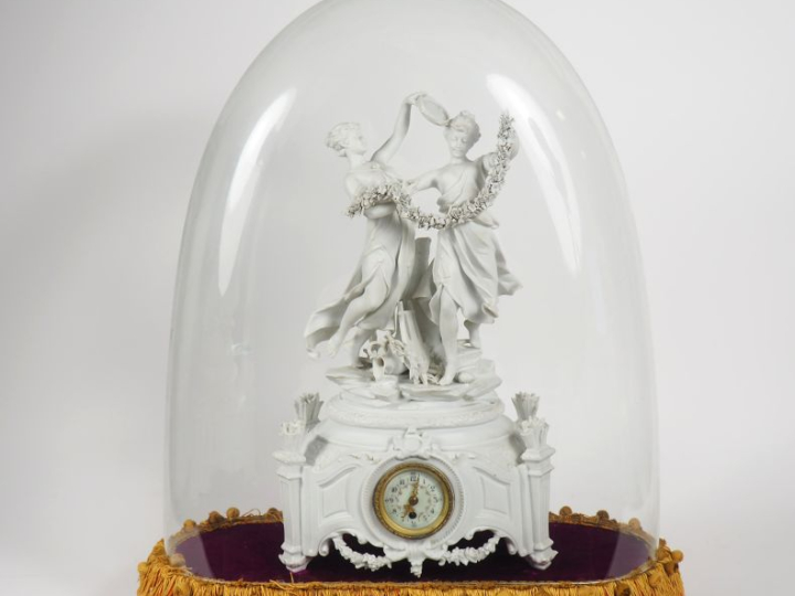 Pendule 1900 en biscuit à décor de deux muses dansant (marque en bleu 