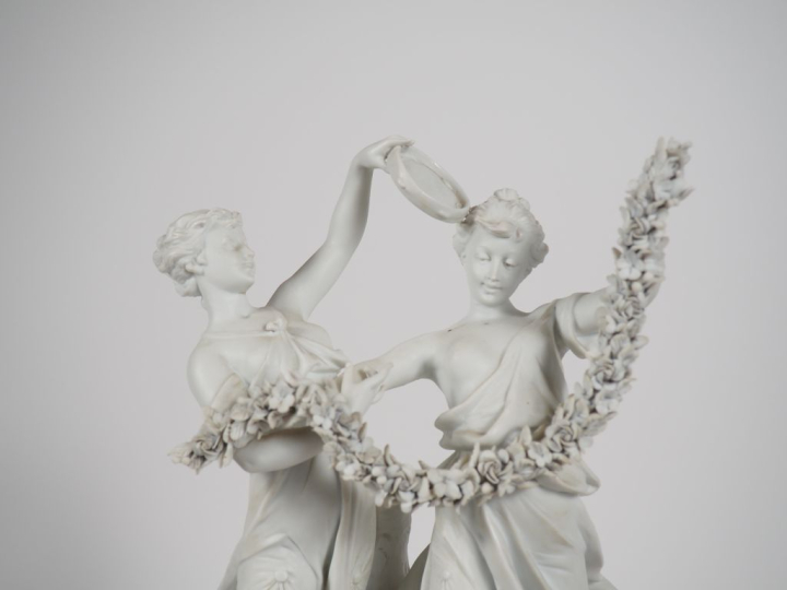 Pendule 1900 en biscuit à décor de deux muses dansant (marque en bleu 