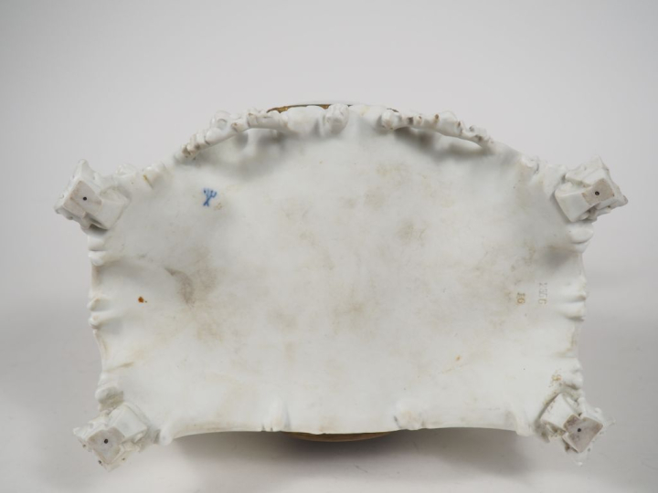 Pendule 1900 en biscuit à décor de deux muses dansant (marque en bleu 