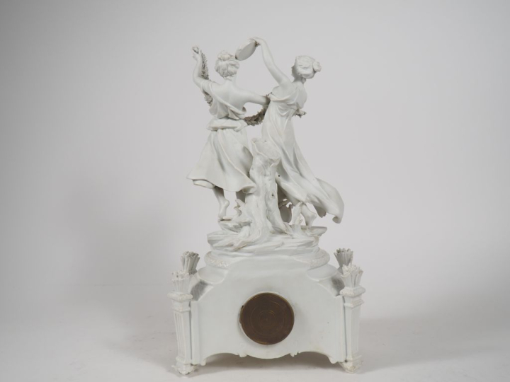 Pendule 1900 en biscuit à décor de deux muses dansant (marque en bleu 