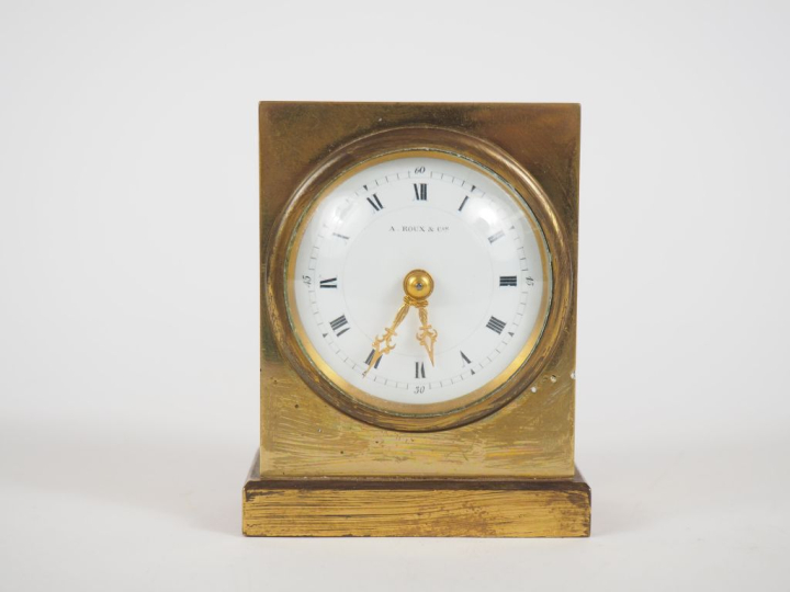 Pendulette borne en bronze, cadran signé A. Roux  Dim. 8,5 x 10,5 x 4,