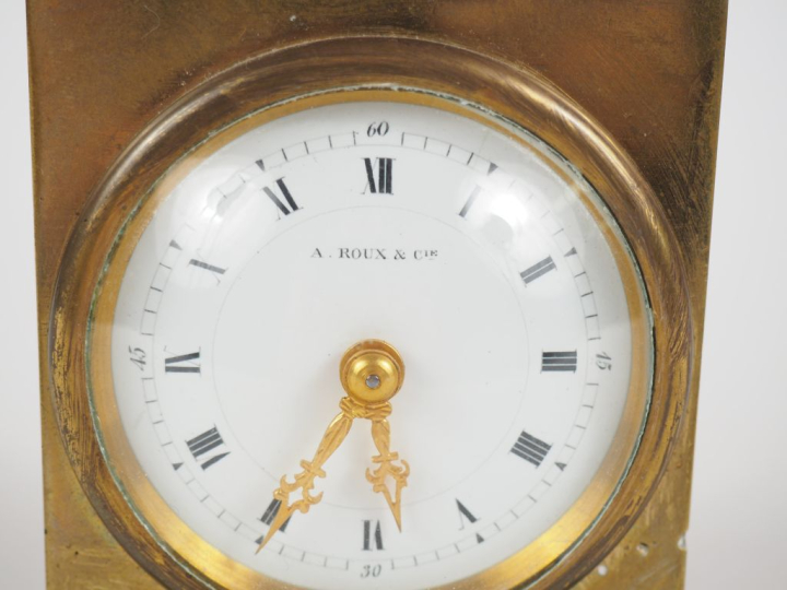 Pendulette borne en bronze, cadran signé A. Roux  Dim. 8,5 x 10,5 x 4,