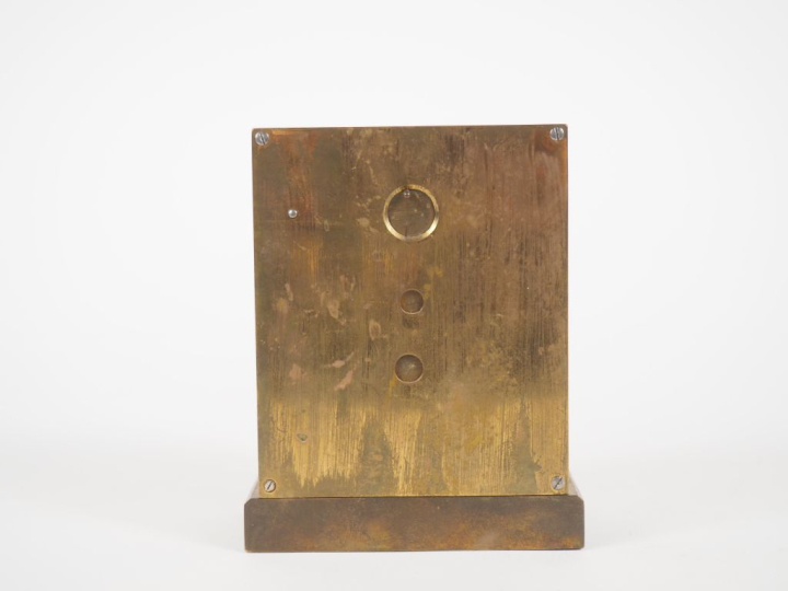 Pendulette borne en bronze, cadran signé A. Roux  Dim. 8,5 x 10,5 x 4,