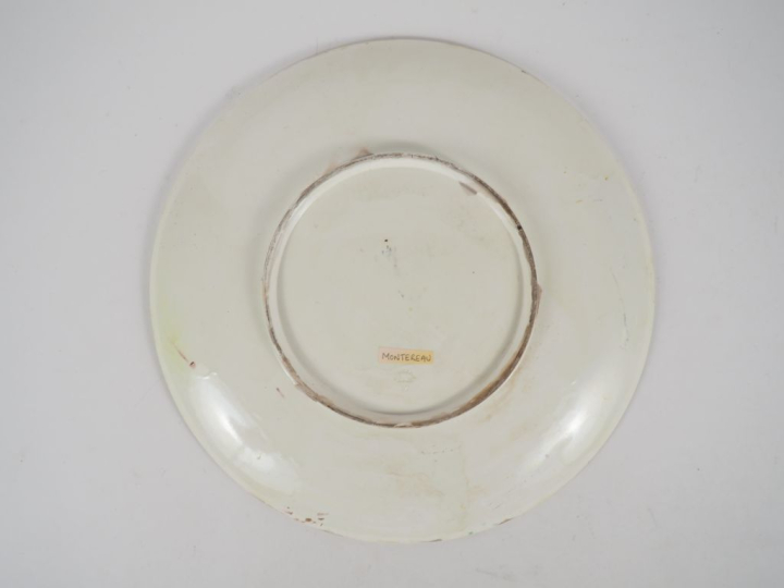 MONTEREAU.  Plat 1900 en faience fine émaillée à décor polychrome d'éc