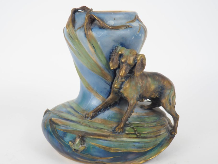 AMPHORA.  Vase Art Nouveau en céramique polychrome à décor en relief d