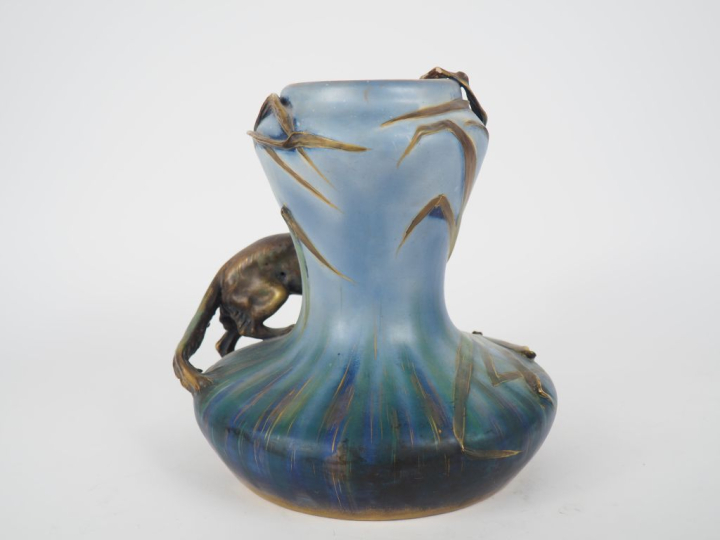 AMPHORA.  Vase Art Nouveau en céramique polychrome à décor en relief d