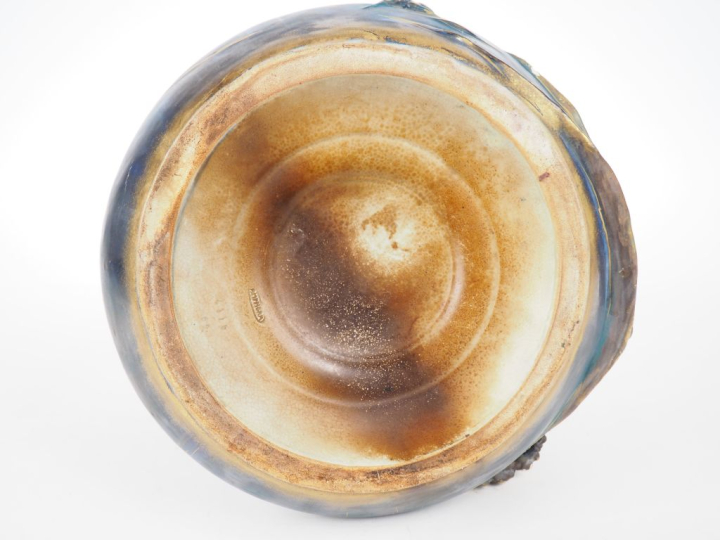 AMPHORA.  Vase Art Nouveau en céramique polychrome à décor en relief d