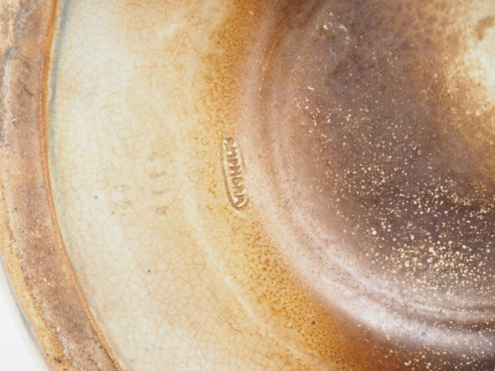 AMPHORA.  Vase Art Nouveau en céramique polychrome à décor en relief d