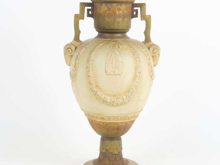 ROYAL VIENNA.  Vase à anses de style antique en biscuit polychrome, à 