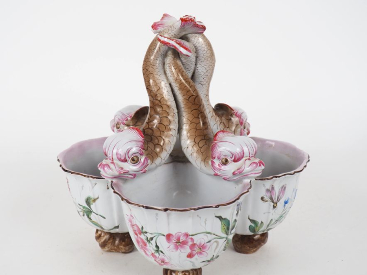 SAINT-CLEMENT-(GALLE pour).  Grand présentoir en faience polychrome à 