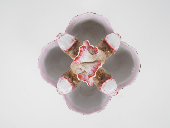 SAINT-CLEMENT-(GALLE pour).  Grand présentoir en faience polychrome à 