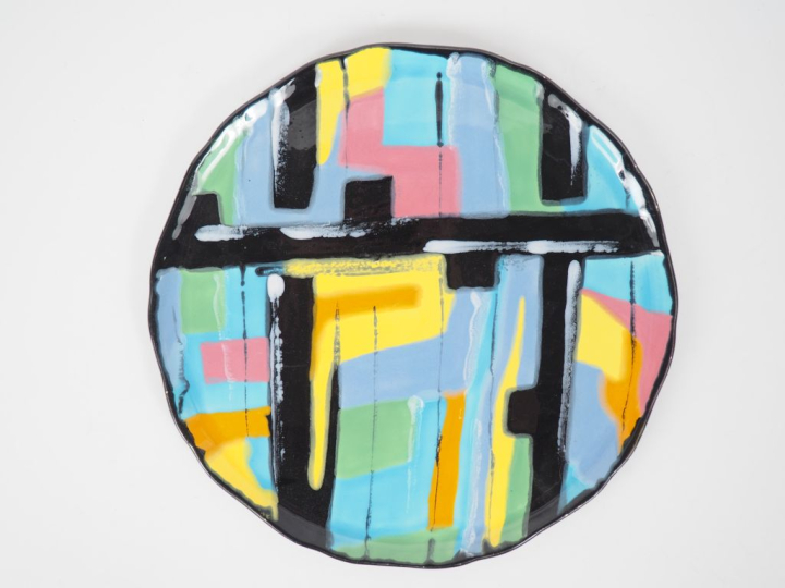 LONGWY.  Plat en céramique à décor d'émaux polychromes Signé Diam. 33,