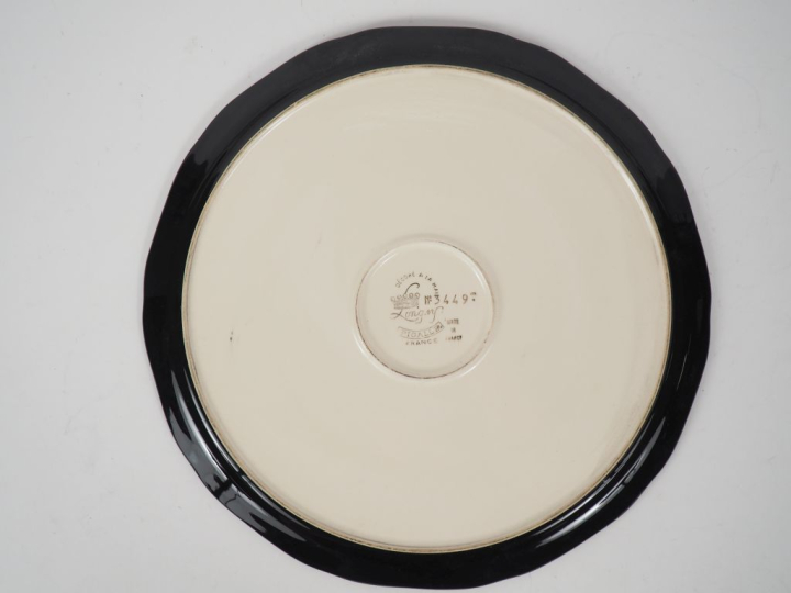 LONGWY.  Plat en céramique à décor d'émaux polychromes Signé Diam. 33,