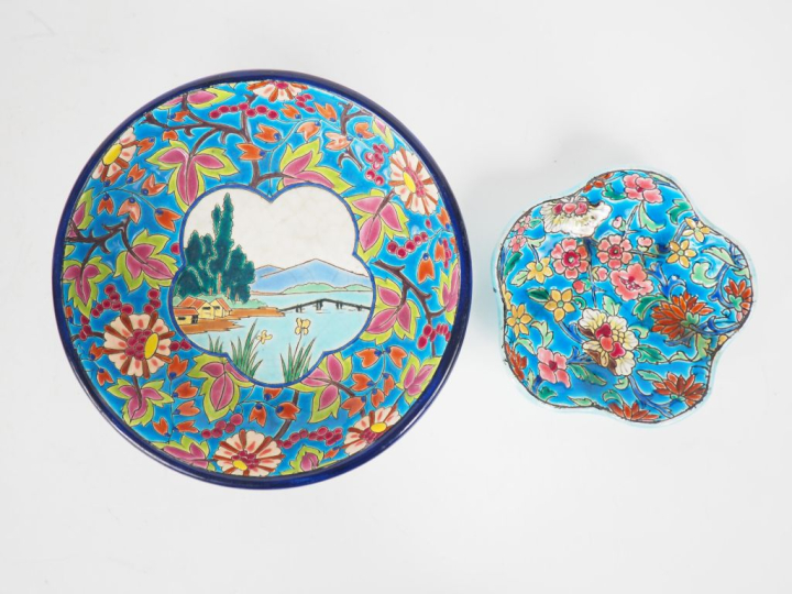 LONGWY.  Coupe sur talon en émaux polychromes à décor de paysage de mo