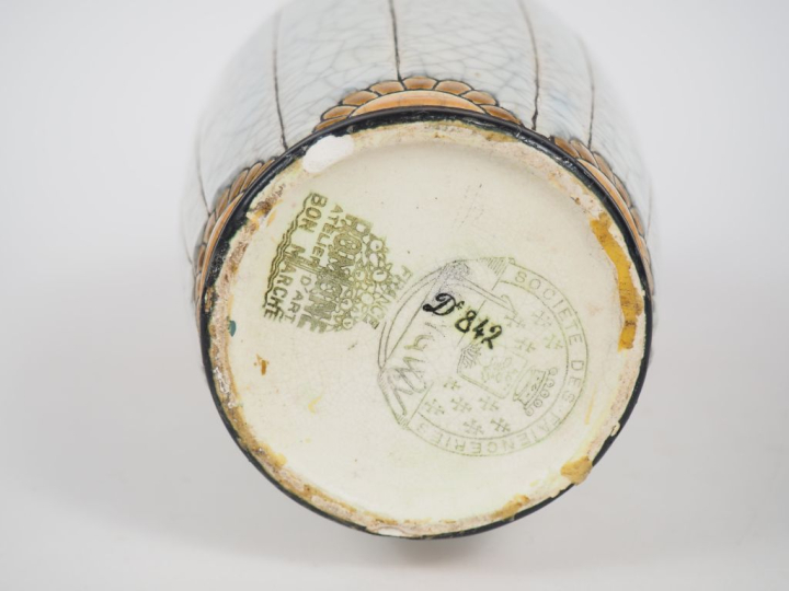 LONGWY.  Vase ovoide Art Déco en céramique, à décor d'émaux polychrome