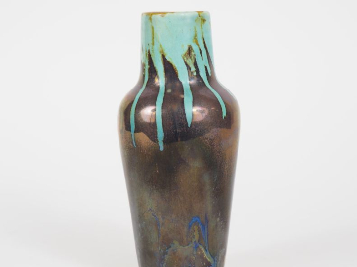 Vase Art Déco en céramique argentée et verre.  H. 18,5 cm