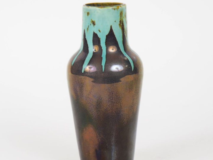 Vase Art Déco en céramique argentée et verre.  H. 18,5 cm