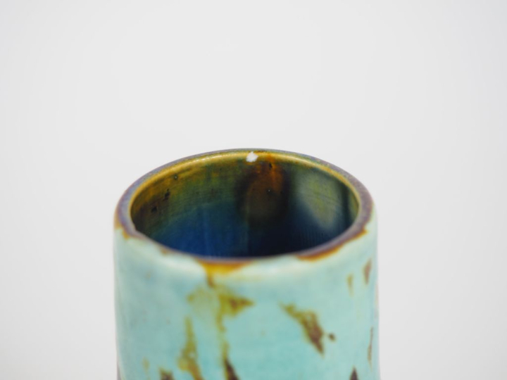 Vase Art Déco en céramique argentée et verre.  H. 18,5 cm