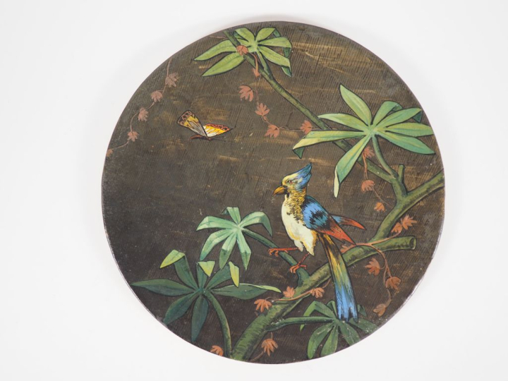 Plat décoratif 1900 en céramique polychrome à décor de papillons et de