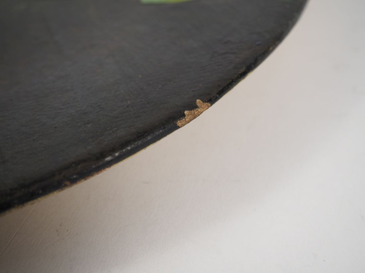 Plat décoratif 1900 en céramique polychrome à décor de papillons et de