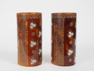 Vente aux enchères Paire de vases "rouleau" en faience fine à décor émaillé de fleurs pol