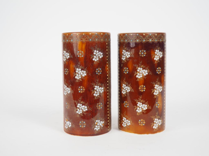 Paire de vases "rouleau" en faience fine à décor émaillé de fleurs pol