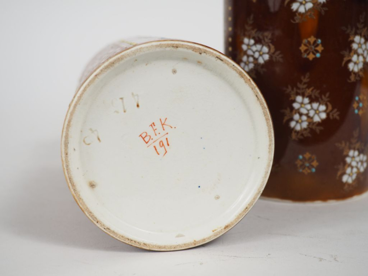 Paire de vases "rouleau" en faience fine à décor émaillé de fleurs pol