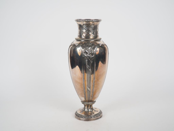 GALLIA.  Vase ovoide en métal argenté de style Louis XVI à décor de fe