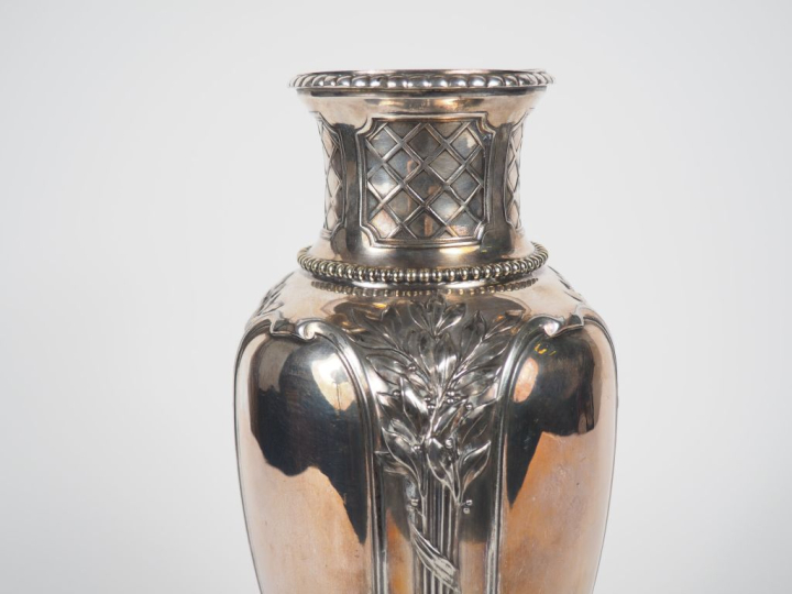 GALLIA.  Vase ovoide en métal argenté de style Louis XVI à décor de fe