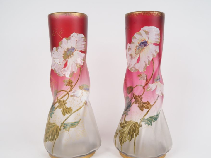 Paire de vases Napoléon III de forme torse en verre émaillé, à décor p