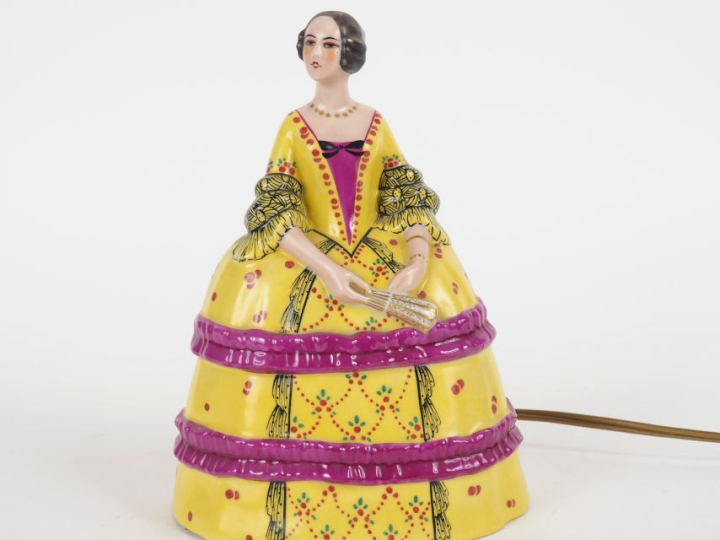 Veilleuse Art Déco en porcelaine polychrome de Limoges figurant une je