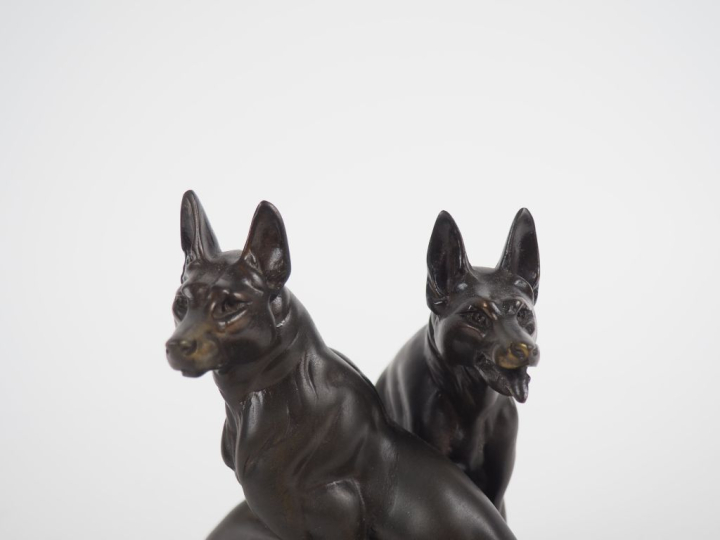 Ecole française Art Déco.  Groupe en régule et marbre noir "les deux c