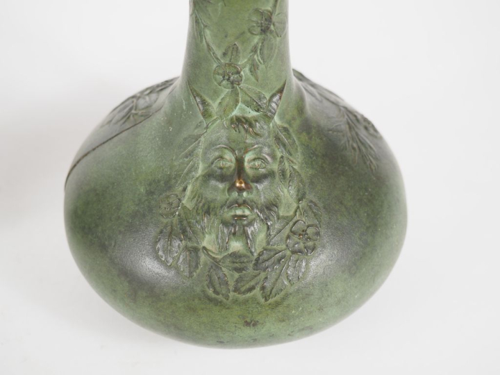 MERCIER. Vase  Art nouveau en bronze à patine verte à l'antique à déco