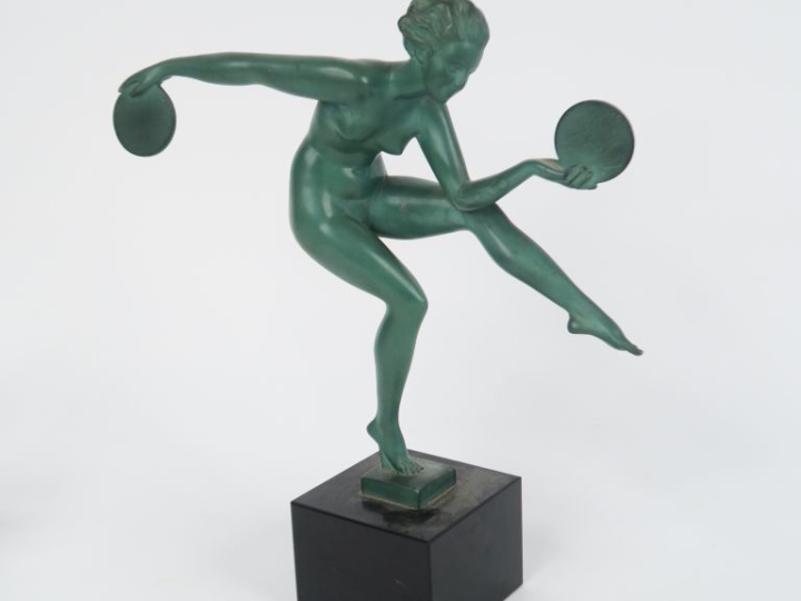 DERENNE.  "danseuse au disque" Sujet Art déco en régule à patine verte
